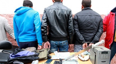 Marrakech : arrestation de 8 personnes et saisie de drogues, de tabac de contrebande et de boissons alcoolisées Marrakech : arrestation de 8 personnes et saisie de drogues, de tabac de contrebande et de boissons alcoolisées