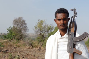 En patrouille, Gojjam, 2017. Un daña, juge-milicien local, effectue son tour quotidien en bordure des espaces dits « sauvages ». Katelle Morand En patrouille, Gojjam, 2017. Un daña, juge-milicien local, effectue son tour quotidien en bordure des espaces dits « sauvages ». Katelle Morand
