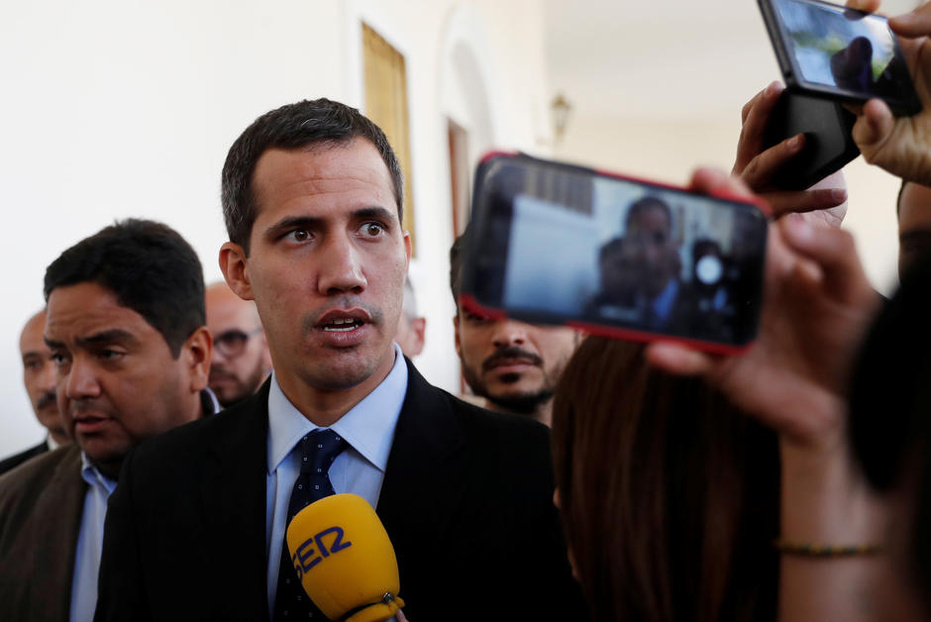 Guaidó, président autoproclamé, a interdiction de quitter le Venezuela
