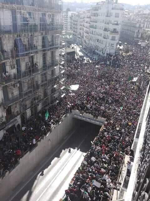 Algérie: la télévision d'Etat diffuse des images des manifestations contre un 5e mandat Algérie: la télévision d'Etat diffuse des images des manifestations contre un 5e mandat