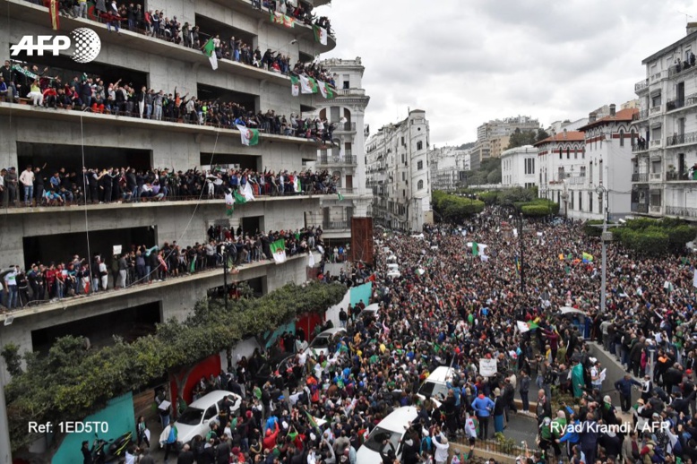 Les Marocains suivent de près la mobilisation chez leur voisin algérien