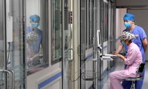 Coronavirus : le bilan s’alourdit à “neuf morts” en Chine, le risque de mutation inquiète Coronavirus : le bilan s’alourdit à “neuf morts” en Chine, le risque de mutation inquiète