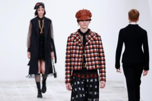 Mode à Paris: une élégance empreinte de nostalgie pour l'hiver 2021 Mode à Paris: une élégance empreinte de nostalgie pour l'hiver 2021