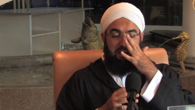 Une mouche s’est posée à nouveau sur le crane puant du faux dévot Hassan El Kettani et propos insolents du Prince Moulay Hicham Une mouche s’est posée à nouveau sur le crane puant du faux dévot Hassan El Kettani et propos insolents du Prince Moulay Hicham