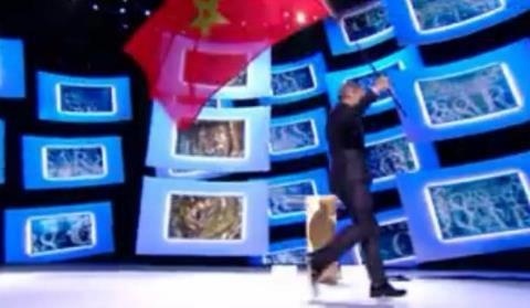 Antoine De Caunes et le drapeau marocain