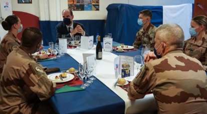 A N'Djaména, le Premier ministre français réveillonne avec les troupes françaises A N'Djaména, le Premier ministre français réveillonne avec les troupes françaises