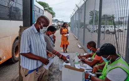 Afrique du Sud: la police fait savoir qu'elle arrête les sans-masque Afrique du Sud: la police fait savoir qu'elle arrête les sans-masque