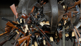Destruction de près de 25.000 armes à feu en Afrique du Sud Destruction de près de 25.000 armes à feu en Afrique du Sud