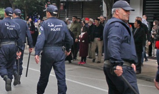 Algérie: des dizaines de chômeurs arrêtés lors d'affrontements avec la police (ONG) Algérie: des dizaines de chômeurs arrêtés lors d'affrontements avec la police (ONG)