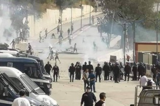 Algérie : Une manifestation de soutien aux détenus violemment dispersée par la police Algérie : Une manifestation de soutien aux détenus violemment dispersée par la police
