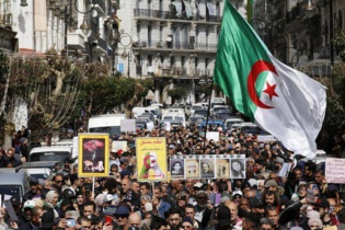 Algérie: un tribunal dissout une ONG phare du mouvement pro-démocratie Hirak Algérie: un tribunal dissout une ONG phare du mouvement pro-démocratie Hirak
