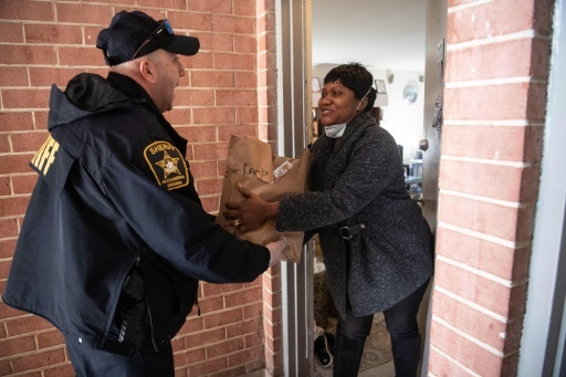 Le sheriff adjoint d'Alexandria, Zackary Trad, livre des paniers repas pour les écoliers de la ville, le 16 mars 2020 Le sheriff adjoint d'Alexandria, Zackary Trad, livre des paniers repas pour les écoliers de la ville, le 16 mars 2020