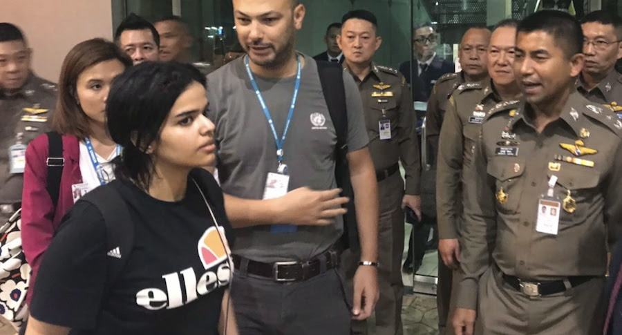 Rahaf Mohammed al-Qunun, accompagnée par des officiels de l'immigration thaïlandaise à l'aéroport de Bangkok le 7 janvier dernier | Immigration police via Associated Press