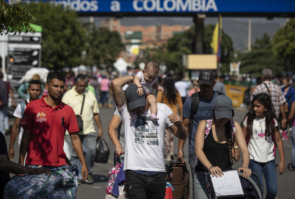 UNHCR/Siegfried Modola Des réfugiés et migrants vénézuéliens traversent le pont Simon Bolivar pour se rendre en Colombie. le pont est l'un des sept points d'entrée légaux à la frontière entre la Colombie et le Venezuela. UNHCR/Siegfried Modola Des réfugiés et migrants vénézuéliens traversent le pont Simon Bolivar pour se rendre en Colombie. le pont est l'un des sept points d'entrée légaux à la frontière entre la Colombie et le Venezuela.