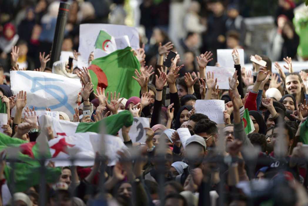 Marée humaine dans les grandes villes d'Algérie, Bouteflika refuse de céder