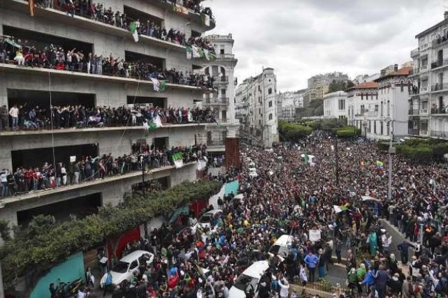 Immenses manifestations en Algérie pour écrire l'histoire