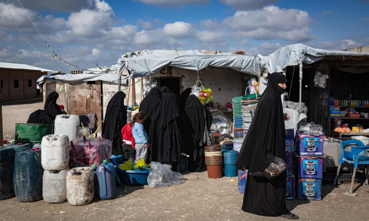 Les gens font leurs achats dans un marché de fortune à l'intérieur du camp de réfugiés d'Al-Hawl. Photo: Achilleas Zavallis / Le Gardien Les gens font leurs achats dans un marché de fortune à l'intérieur du camp de réfugiés d'Al-Hawl. Photo: Achilleas Zavallis / Le Gardien