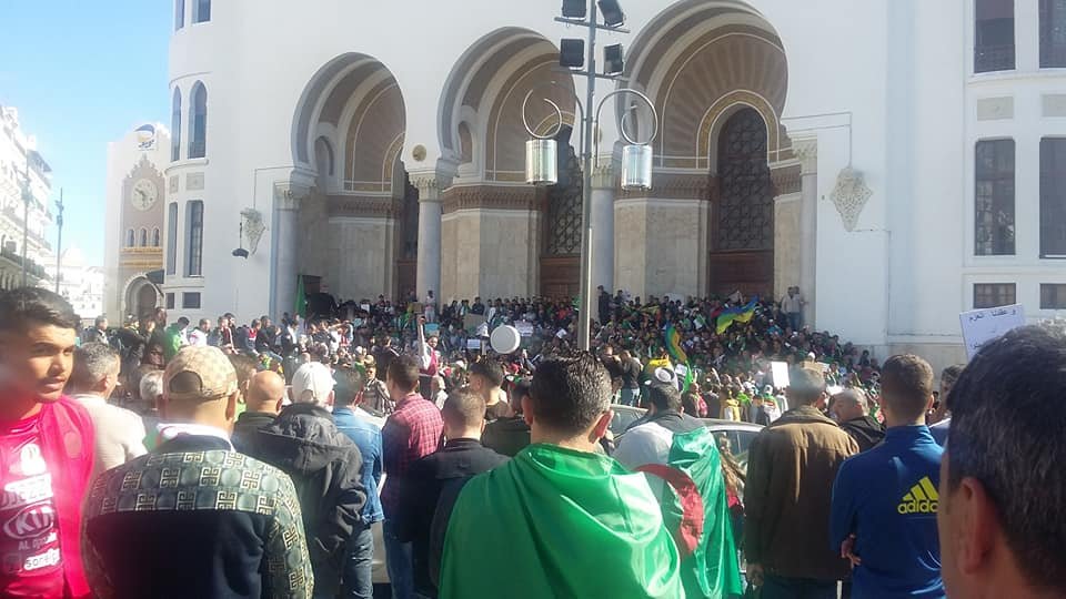 Algérie : des milliers de personnes manifestent dans le centre d'Alger (AFP)