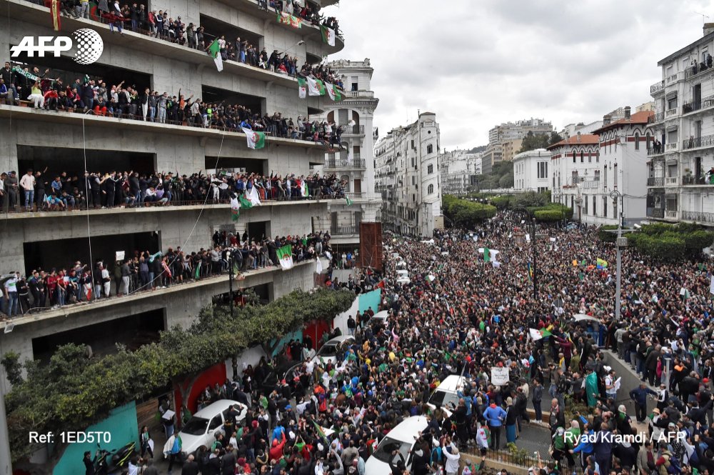 Les Marocains suivent de près la mobilisation chez leur voisin algérien Les Marocains suivent de près la mobilisation chez leur voisin algérien