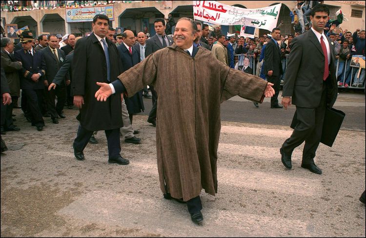 Bouteflika, l'ex président volubile et tout puissant poussé à la démission