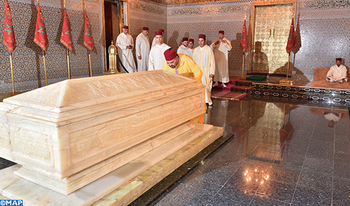 SM le Roi, Amir Al Mouminine, se recueille sur la tombe de Feu SM le Roi Mohammed V
