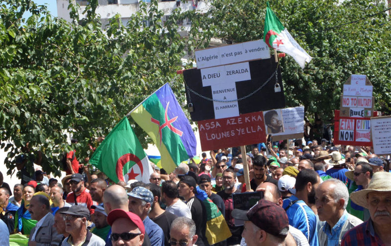 Le peuple algérien jure de mettre fin au régime militaire algérien Le peuple algérien jure de mettre fin au régime militaire algérien
