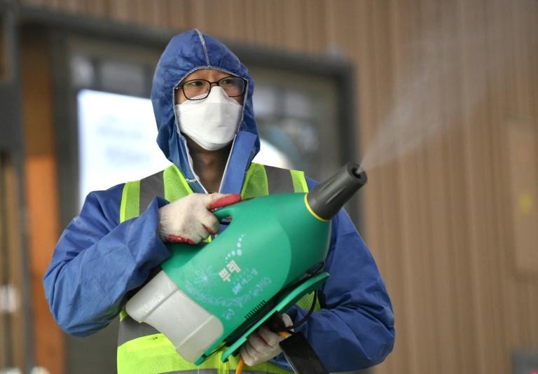 Le virus se répand dans le monde mais tue moins en Chine Le virus se répand dans le monde mais tue moins en Chine