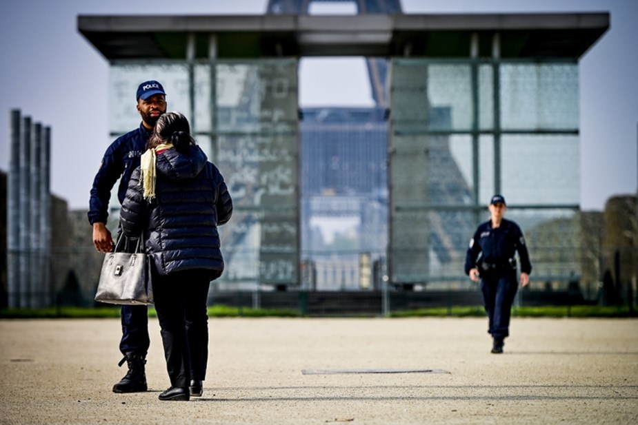 Pourquoi trop de gens sortent-ils braver le virus? Des économistes répondent Pourquoi trop de gens sortent-ils braver le virus? Des économistes répondent