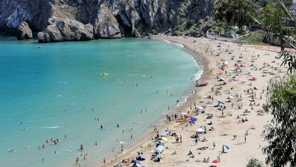 Chaîne humaine sur cinq plages de Tunis pour dénoncer la pollution du milieu marin Chaîne humaine sur cinq plages de Tunis pour dénoncer la pollution du milieu marin