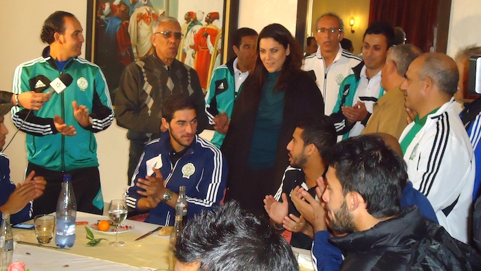Fatima Zahra Mansouri avec les joueurs du Raja Fatima Zahra Mansouri avec les joueurs du Raja