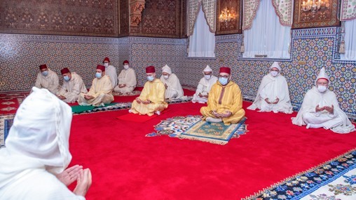 Le Roi Mohammed VI accomplit la prière de l’Aïd Al-Fitr Le Roi Mohammed VI accomplit la prière de l’Aïd Al-Fitr