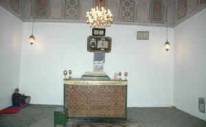 Remise de dons royaux aux faqihs et madihines des mausolées Imam Souhaili et Sidi Benslimane Jazouli à Marrakech et aux Chorfas de la Zaouia Sidi Zouine à Chichaoua