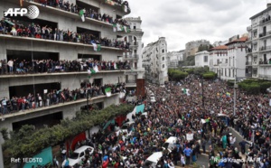 Les Marocains suivent de près la mobilisation chez leur voisin algérien