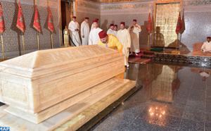 SM le Roi, Amir Al Mouminine, se recueille sur la tombe de Feu SM le Roi Mohammed V