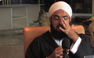 Une mouche s’est posée à nouveau sur le crane puant du faux dévot Hassan El Kettani et propos insolents du Prince Moulay Hicham