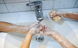 Se laver les mains, une bonne habitude à enraciner, un investissement rentable