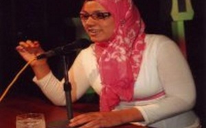 La poétesse Soumia Mhanech au festival "Tamawayt" au Maroc