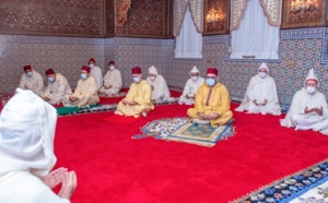 Le Roi Mohammed VI accomplit la prière de l’Aïd Al-Fitr