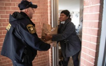 Aux Etats-Unis, des paquets repas pour les écoliers confinés chez eux Aux Etats-Unis, des paquets repas pour les écoliers confinés chez eux