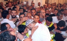 Deux espagnols se convertissent à l’Islam, à la mosquée El Koutoubiya à Marrakech Deux espagnols se convertissent à l’Islam, à la mosquée El Koutoubiya à Marrakech