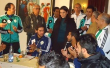 Fatima Zahra Mansouri, maire de Marrakech, rend visite aux joueurs du Raja et les congratule pour leur exploit