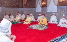 Le Roi Mohammed VI accomplit la prière de l’Aïd Al-Fitr Le Roi Mohammed VI accomplit la prière de l’Aïd Al-Fitr